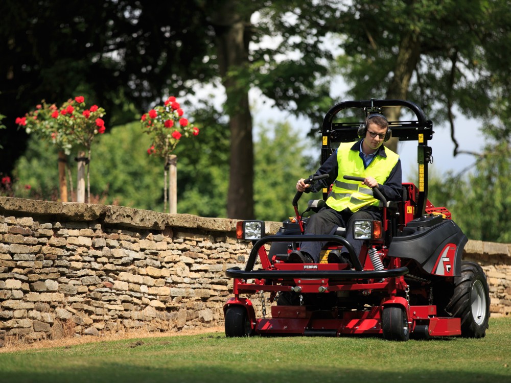 Why Zero-Turn Mowers Are Gaining Popularity Among UK Groundskeepers